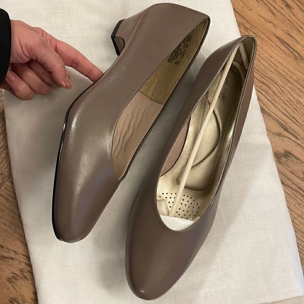 SOFT STYLE TAN LOW HEELS.  NEW